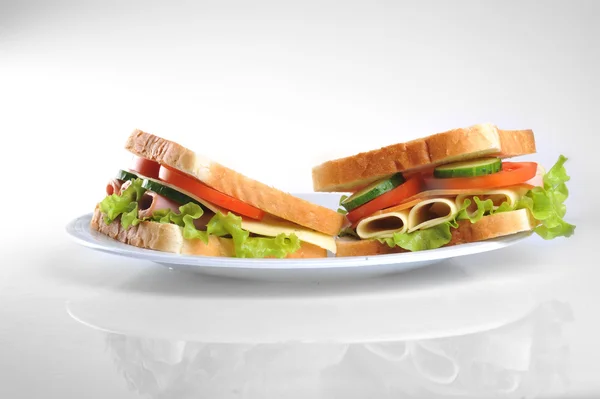 Sandwich en plato — Foto de Stock