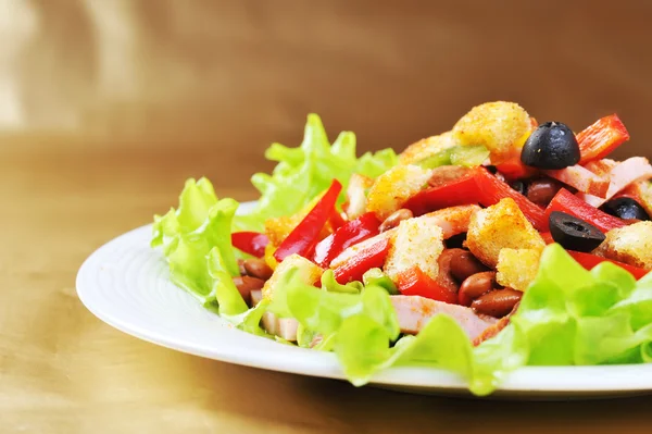 Salat auf Teller — Stockfoto
