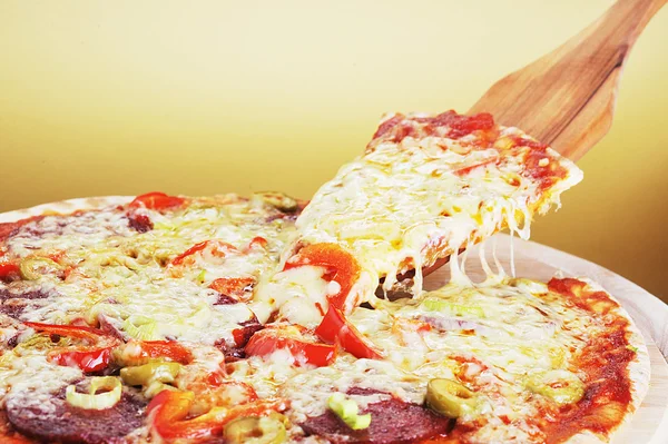 新鮮な焼きピザ — ストック写真