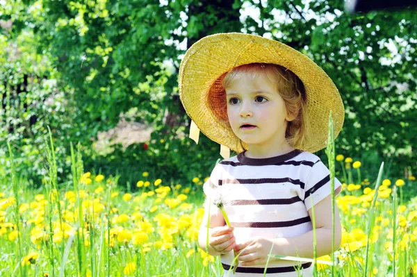 Menina no campo florescente — Fotografia de Stock