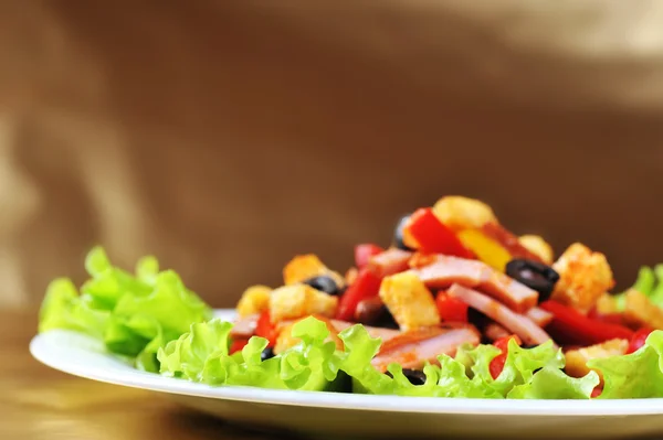 Salat auf Teller Stockfoto