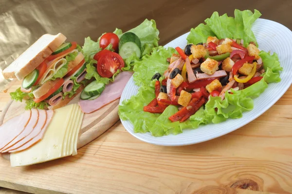 Sanduíche e salada — Fotografia de Stock