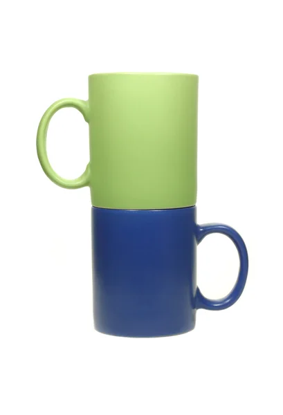 白で隔離され、緑および青のカップ — ストック写真