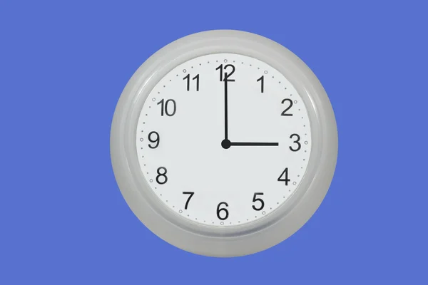 Настінний годинник ізольовано на синьому — стокове фото