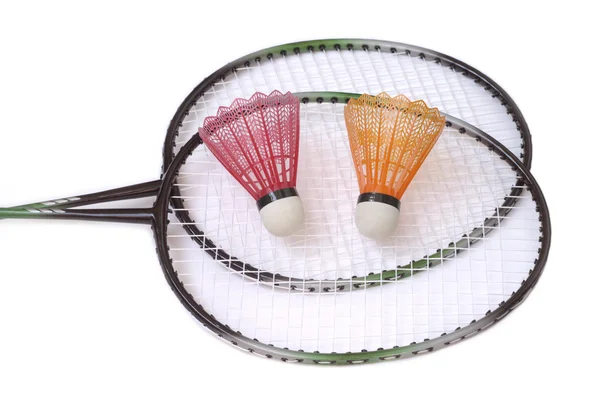 Zwei Badmintonschläger mit farbigen Federbällen — Stockfoto