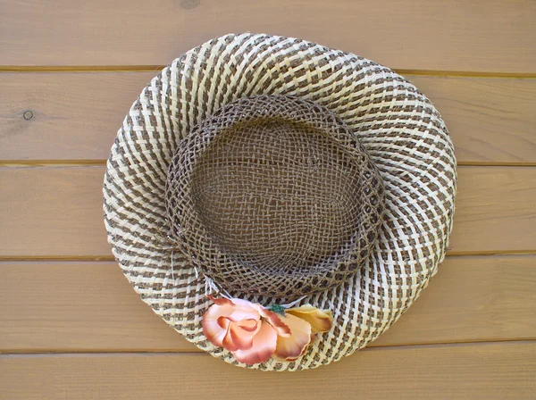 Gorra de verano de paja femenina sobre fondo de madera — Foto de Stock