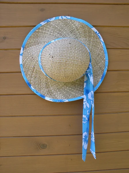 Gorra de verano de paja femenina sobre fondo de madera — Foto de Stock