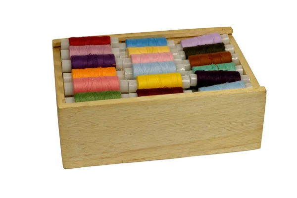 लकड़ी बॉक्स में रंग के तारों के साथ स्पूल — स्टॉक फ़ोटो, इमेज
