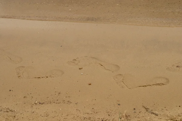 Barefoot voetafdrukken manier op rivier kust zand — Stockfoto