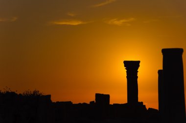 gün batımı sütun siluet