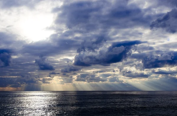 Dramatische Wolkenlandschaft über dem Meer — Stockfoto