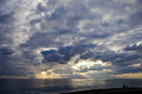 Dramatische Wolkenlandschaft über dem Meer — Stockfoto