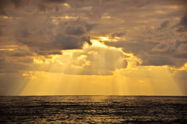 Rayons de soleil sur la mer — Photo