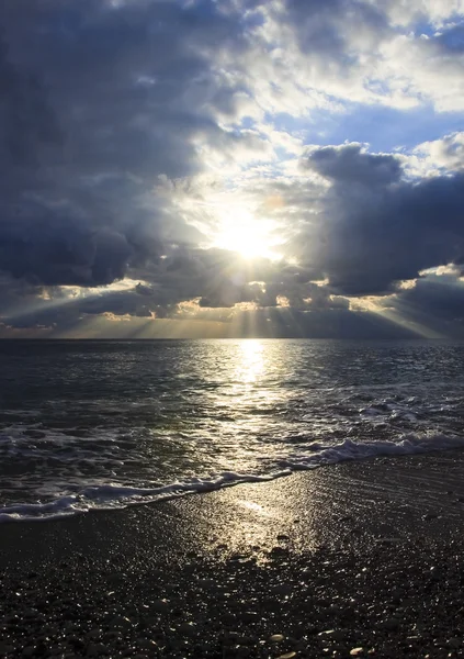 Драматический облачный пейзаж над морем — стоковое фото