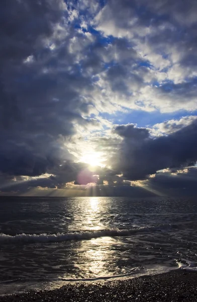Драматический облачный пейзаж над морем — стоковое фото
