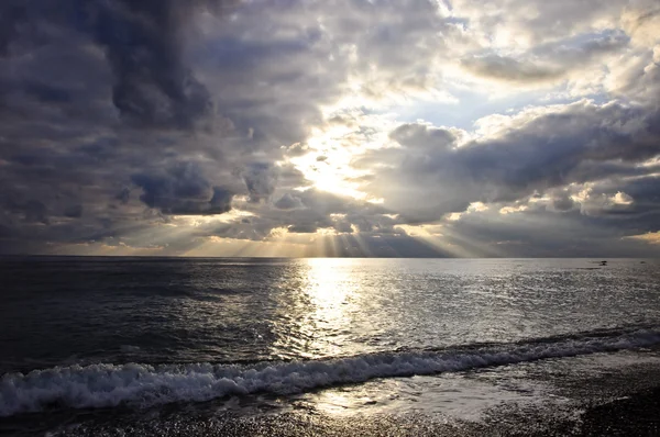 Paesaggio nuvoloso drammatico sul mare Fotografia Stock