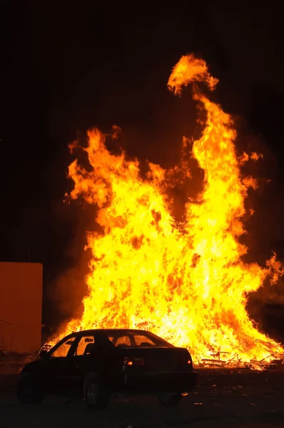 Carro e fogo — Fotografia de Stock