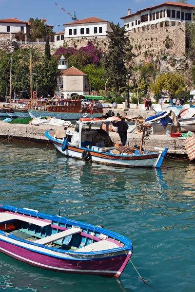 Båtar i Antalyas småbåtshamn, Turkiet — Stockfoto