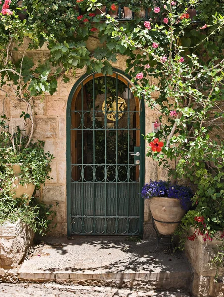 Старая дверь дома — стоковое фото
