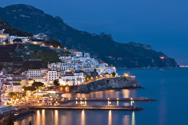 Amalfi på natten, Italien — Stockfoto