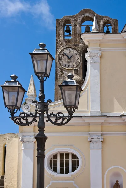 Уличный фонарь и церковная башня — стоковое фото