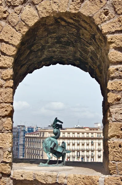 Castel penceresinde bronz horoz — Stok fotoğraf