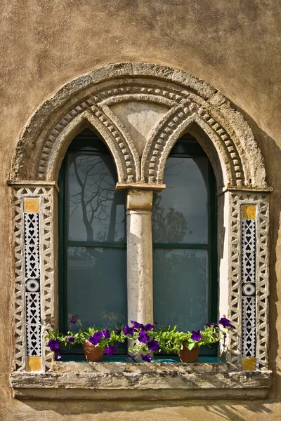 Villa cimbrone venster, ravello, Italië — Stockfoto