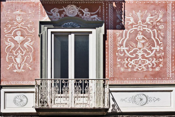 Balkon en geschilderde muur — Stockfoto