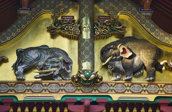 Elefantes baixo-relevo no santuário de Xintoísmo — Fotografia de Stock