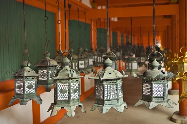 Linternas en Kasuga santuario sintoísta —  Fotos de Stock