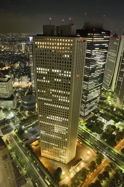在夜晚的东京摩天大楼 — 图库照片