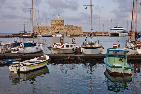 Порт и маяк Мандраки — стоковое фото