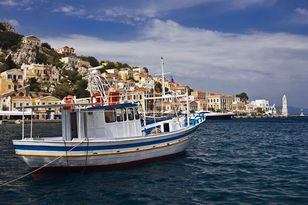 Boot in de haven van symi, Griekenland — Stockfoto