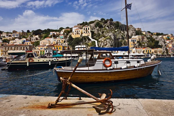 Alter Anker im Hafen von Symi, Griechenland — Stockfoto