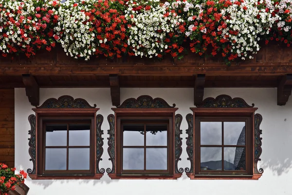 Janelas de Alpbach, Tirol, Áustria — Fotografia de Stock