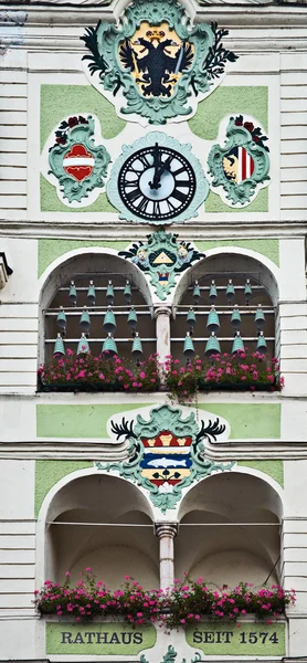 Ратуша с часами, Гмунден, Австрия — стоковое фото