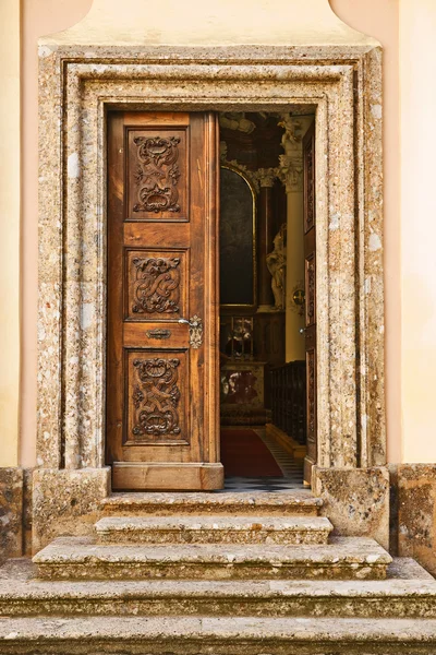 Πόρτα της εκκλησίας, Ίνσμπρουκ, Αυστρία — Φωτογραφία Αρχείου