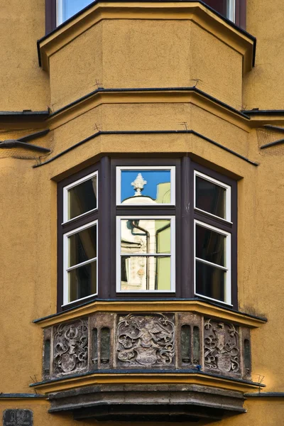 หน้าต่างอ่าวใน Innsbruck — ภาพถ่ายสต็อก