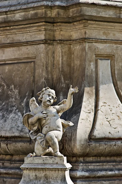 Скульптура молящегося ангела — стоковое фото