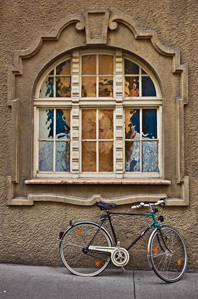 Fenêtre figurée et vélo, Salzbourg — Photo
