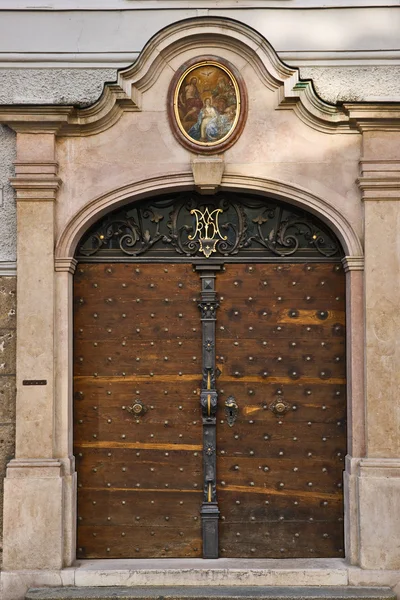 Puerta de la iglesia, Salzburgo, Austria — Foto de Stock