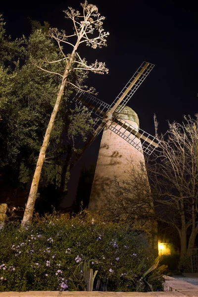 Montefiore-Windmühle bei Nacht, jerusalem Stockbild