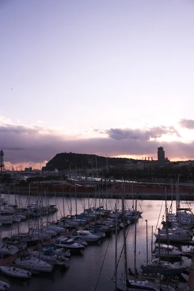Ηλιοβασίλεμα στο λιμάνι της Βαρκελώνης. αστικό τοπίο — Φωτογραφία Αρχείου
