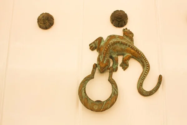 금속 문 고리 모양의 드래곤, 도마뱀. — 스톡 사진