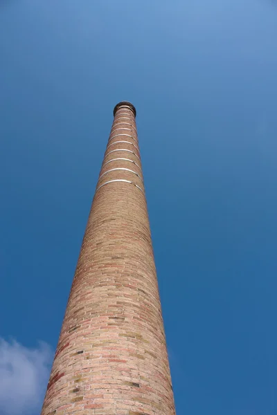 Símbolo industrial. Antigua chimenea. Barna. — Foto de Stock
