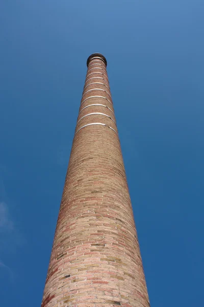 Antigua chimenea, símbolo industrial —  Fotos de Stock