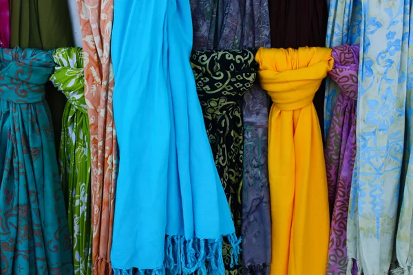 Verschillende kleurrijke sjaals — Stockfoto