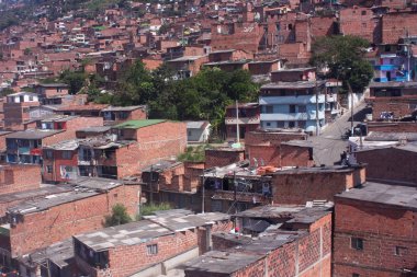 Cityscape Medellin. Tehlikeli evleri