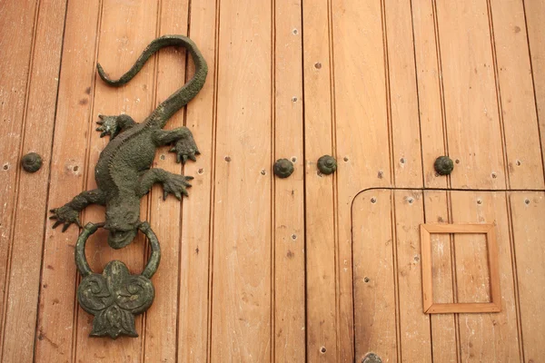 Dragão ou lagarto em forma de batedor de metal — Fotografia de Stock