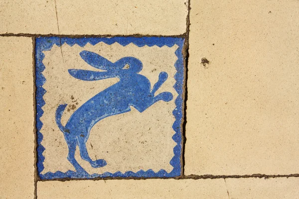 Tegel met een blauwe konijn — Stockfoto